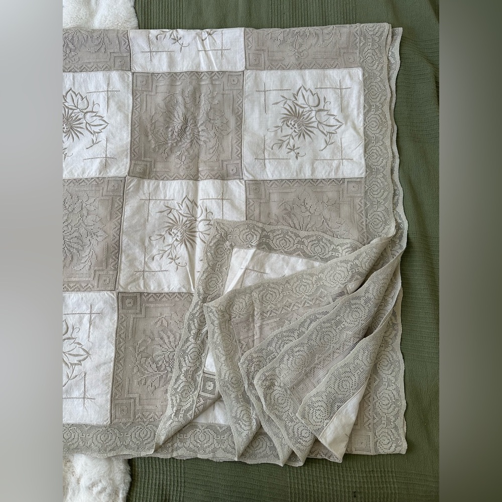 VTG Ivory Cotton Madeira Embroidery Filet Lace Collage Floral Tablecloth 62х124